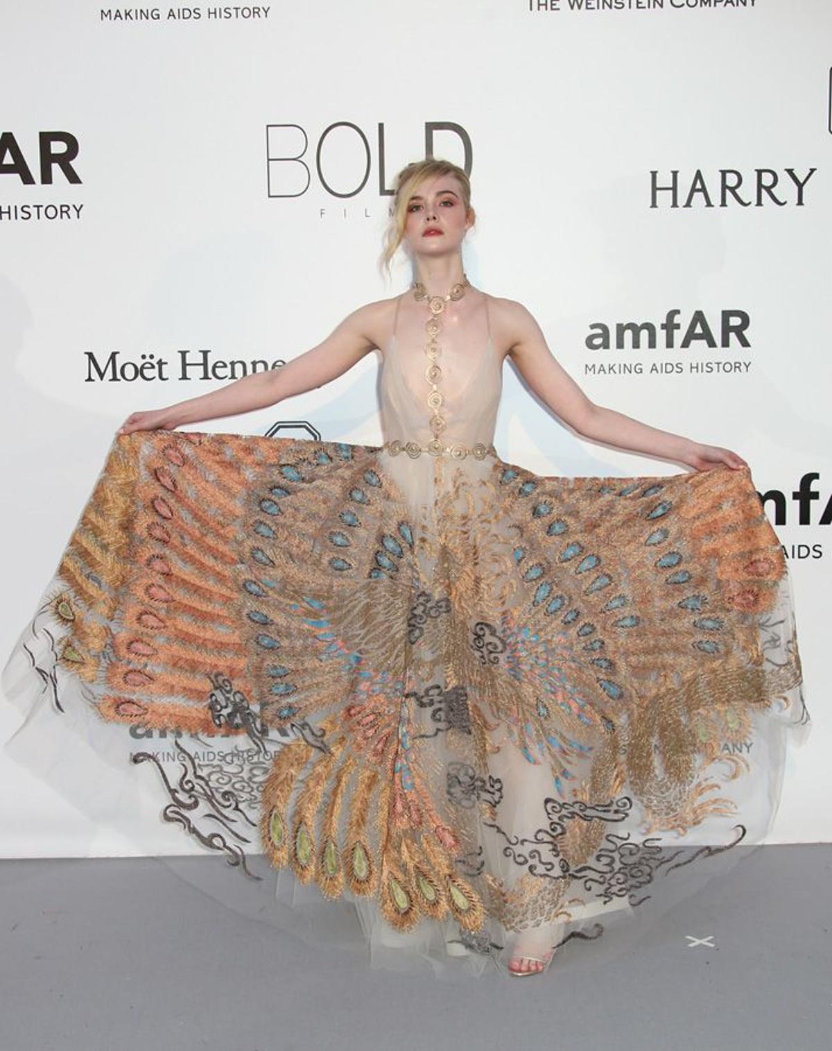 Elle Fanning en la Gala amfAr en Cannes 2016