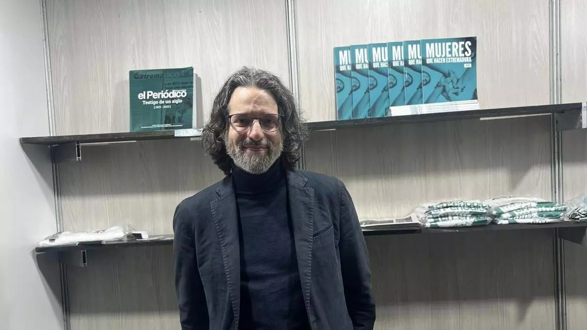 Andrés Neuman narra en Cáceres la aventura "quijotesca" de María Moliner en su nueva novela 'Hasta que empiece a brillar'