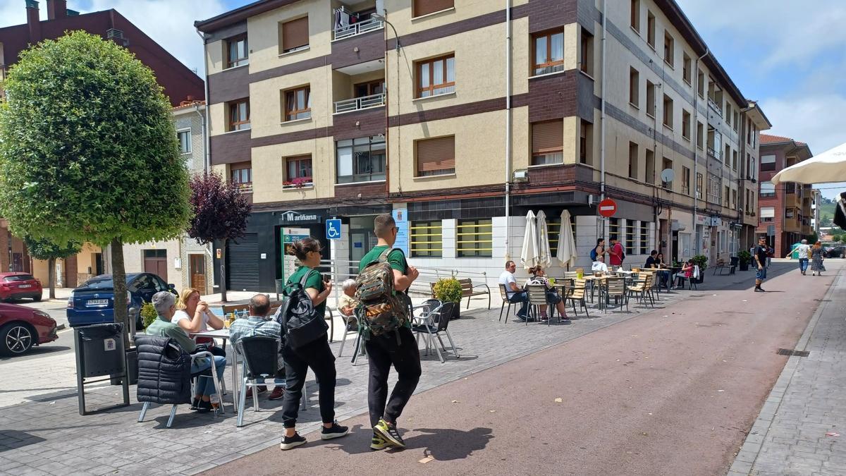 Terrazas, a la derecha de la imagen, en una de las zonas de hostelería de Lugo de Llanera.