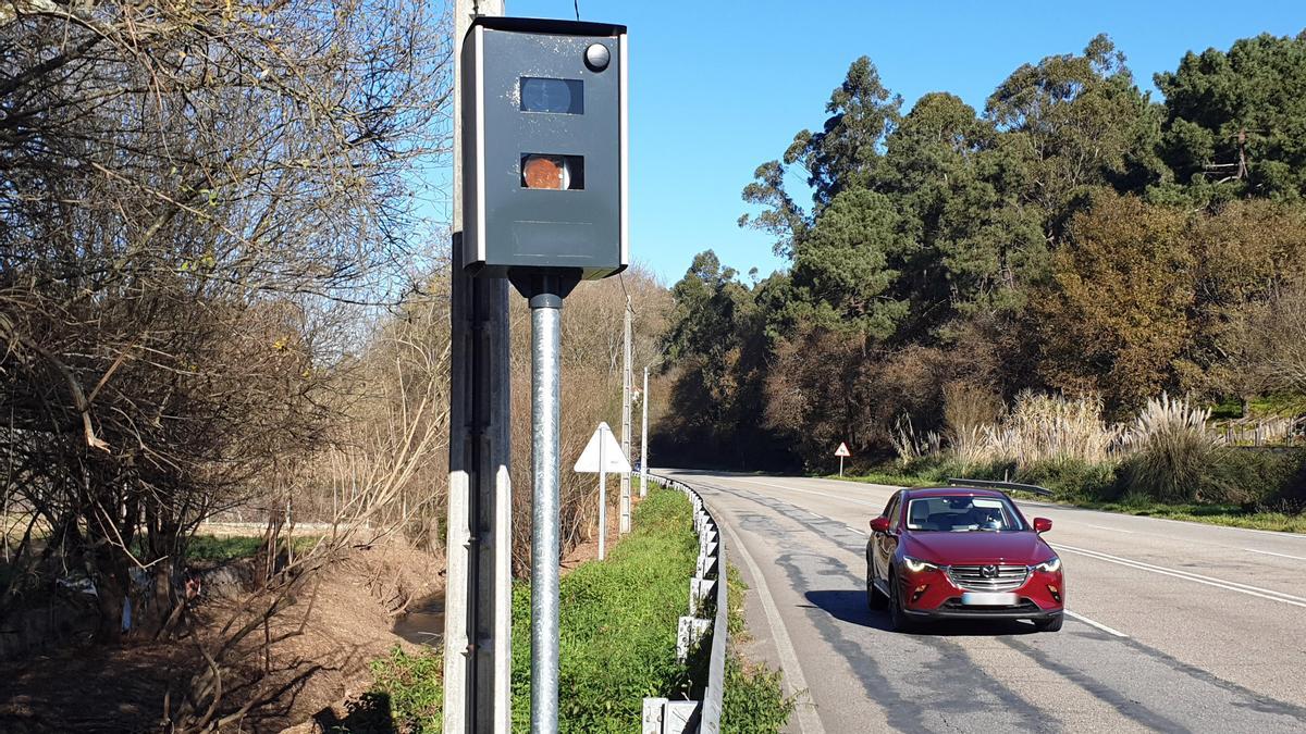 Vista del nuevo radar de velocidad instalado en la avenida Clara Campoamor de Vigo.