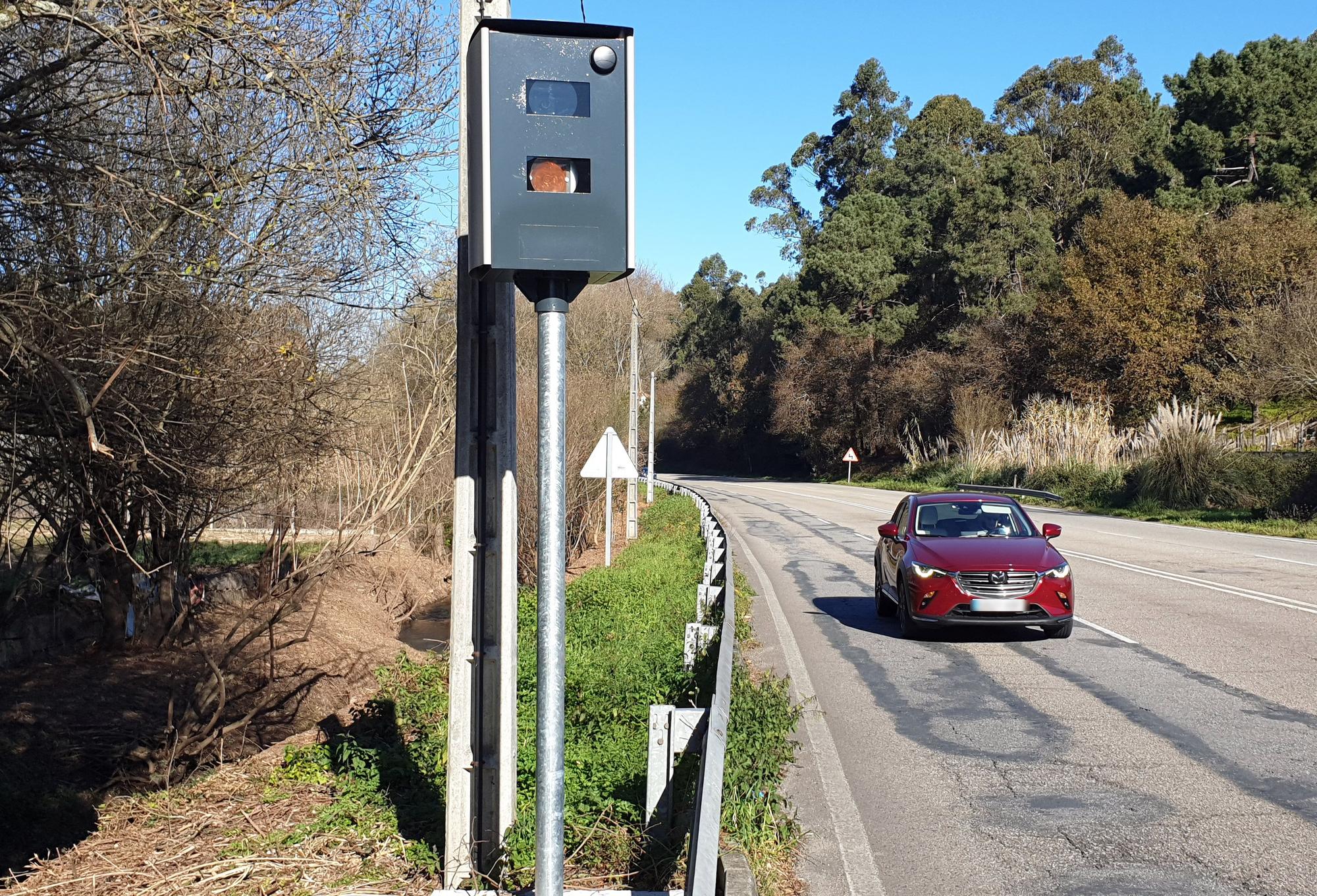 Vista del nuevo radar de velocidad instalado en la avenida Clara Campoamor de Vigo.