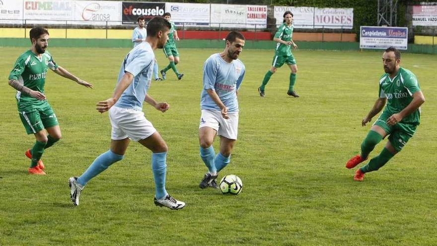 Un lance de un partido del Arenteiro con el Caselas.  // Jesús Regal