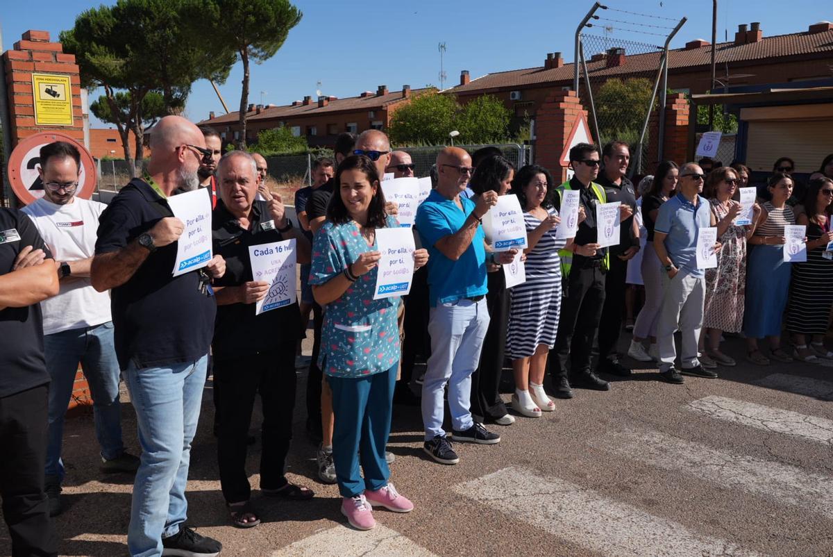 Imagen de la concentración de los funcionarios a las puertas de la cárcel de Badajoz.