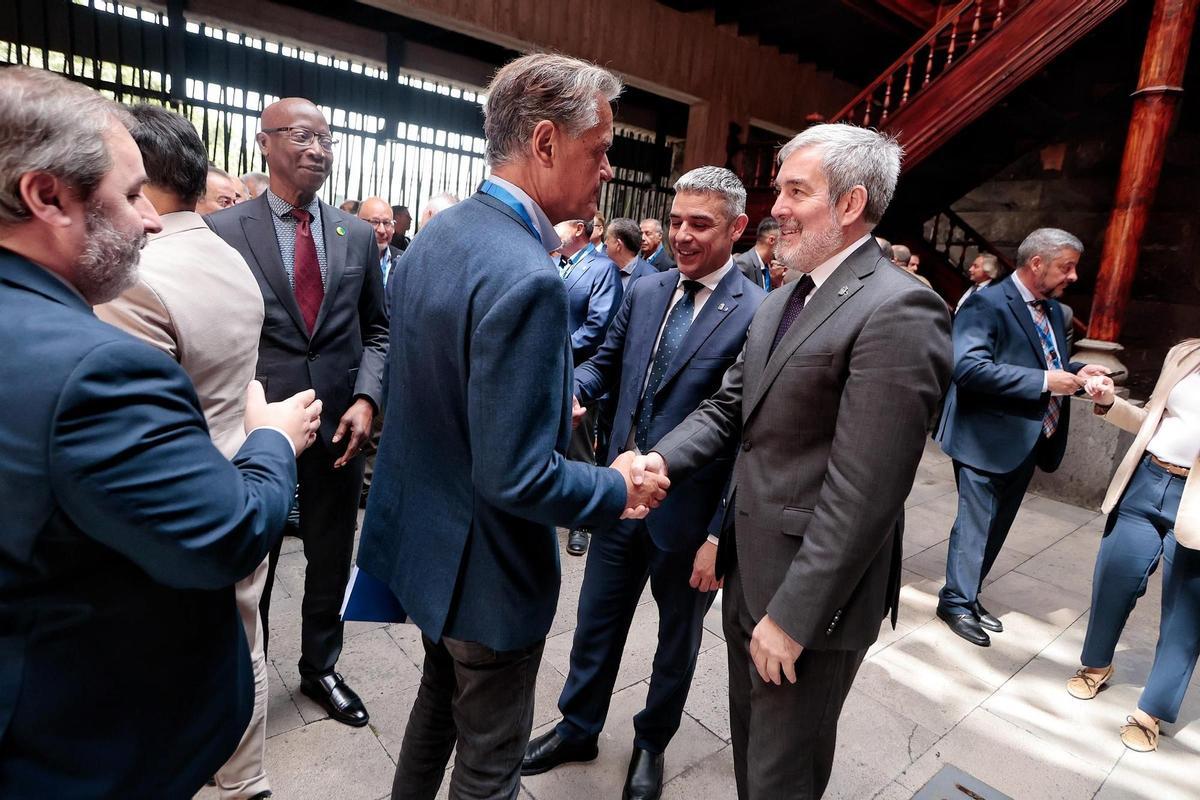 El presidente Fernando Clavijo (d) saludo al eurodiputado socialista Juan Fernando López Aguilar en presencia del consejero Narvay Quintero