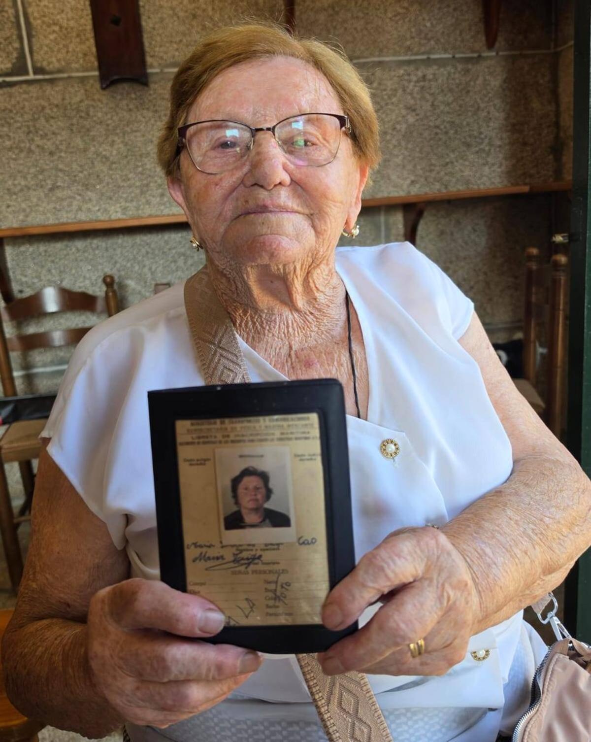La vecina de la parroquia muestra el certificado logrado en 1980. | SANTOS ÁLVAREZ