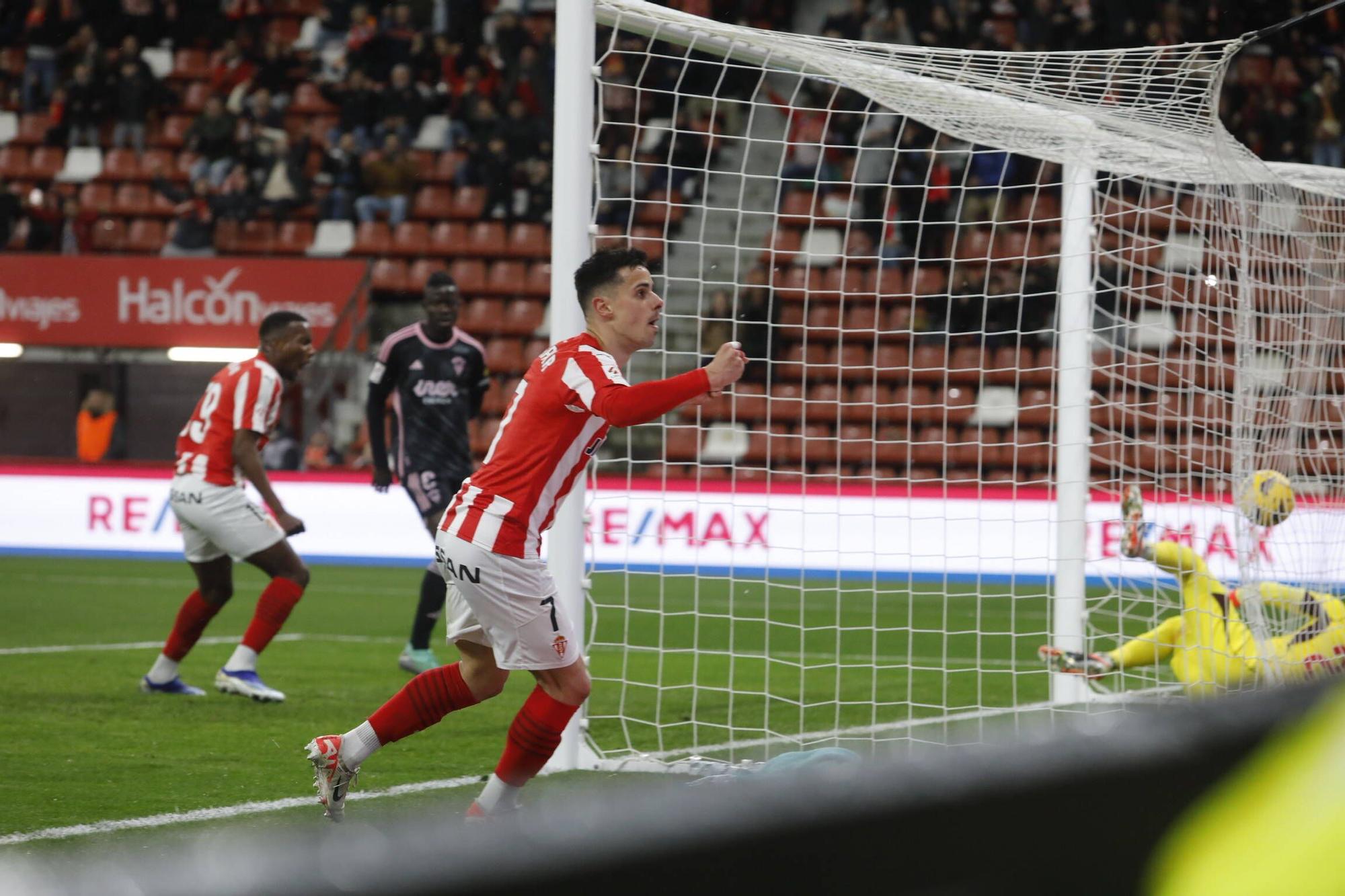 EN IMÁGENES: Partido y ambiente del Sporting-Albacete en El Molinón