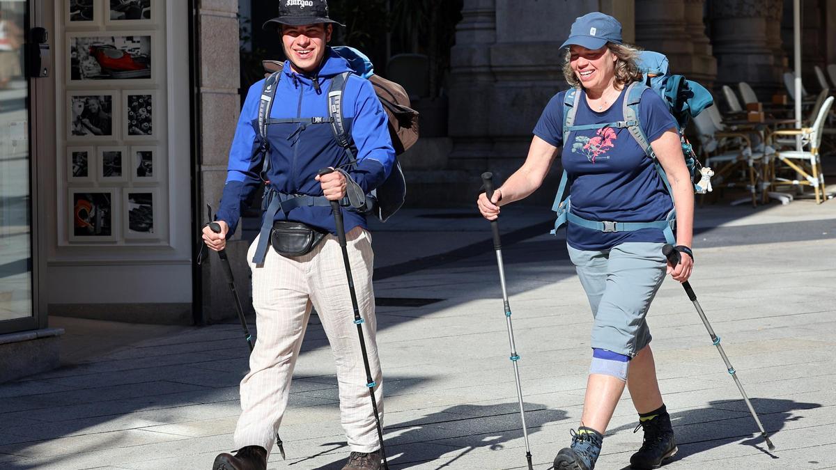 Peregrinos del Camino Portugués de la Costa a su paso por el centro de Vigo en el mes de marzo.