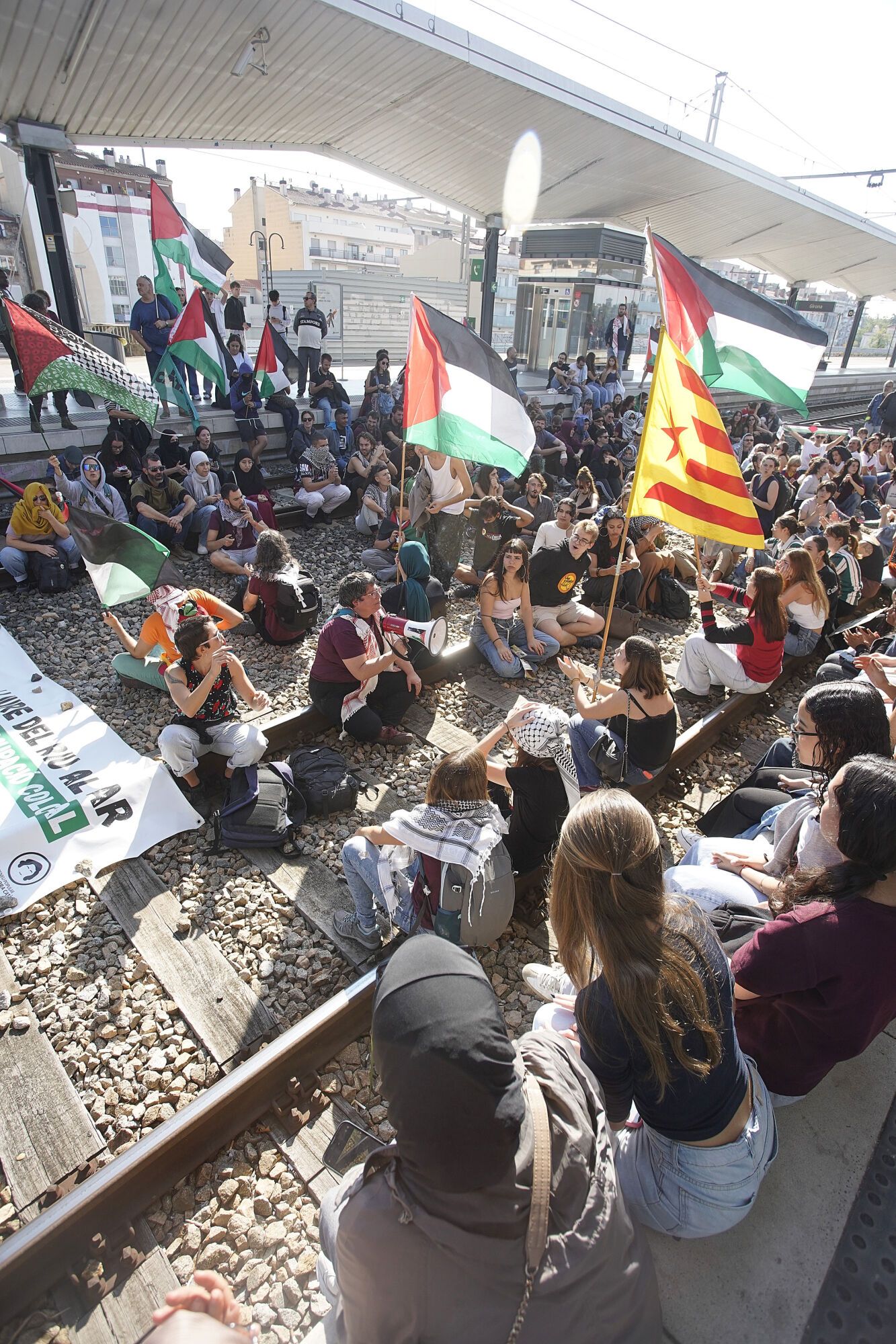 Girona estació tren convencional vies tallades manifestació propalestina intersindical