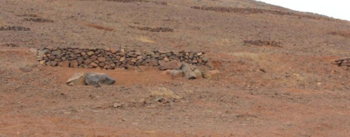 Uno de los muros de piedra construidos solo con arena en un paraje insular. | |