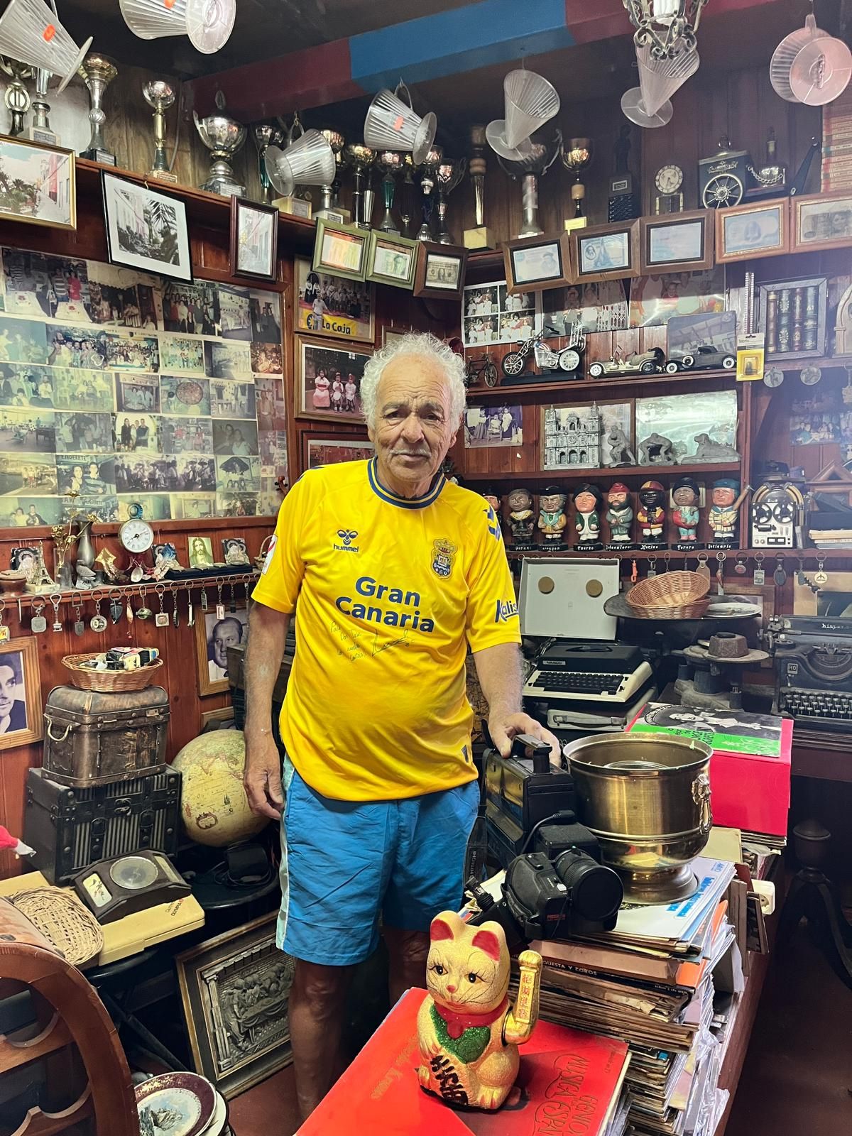 José Caballero, coleccionista y futbolero del barrio de San Juan