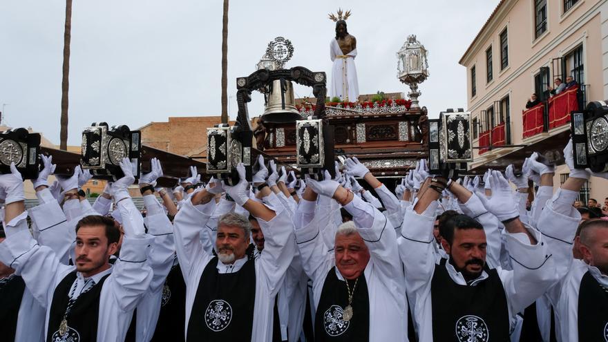 Un lazo blanco en la campana del trono de la Estrella muestra su apoyo al Rocío de Vélez