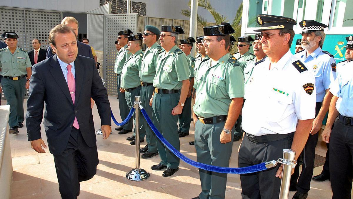 Joan Mesquida, pasando revista como mando único de la Guardia Civil y la Policía Nacional en un acto celebrado en Inca.