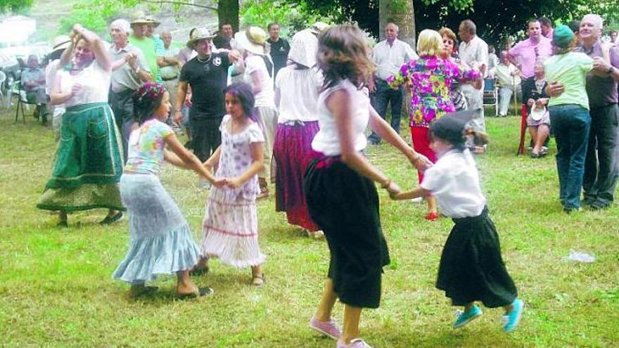 San Tirso de Abres acaba la «Festa da Malla» con baile a la vera del Eo