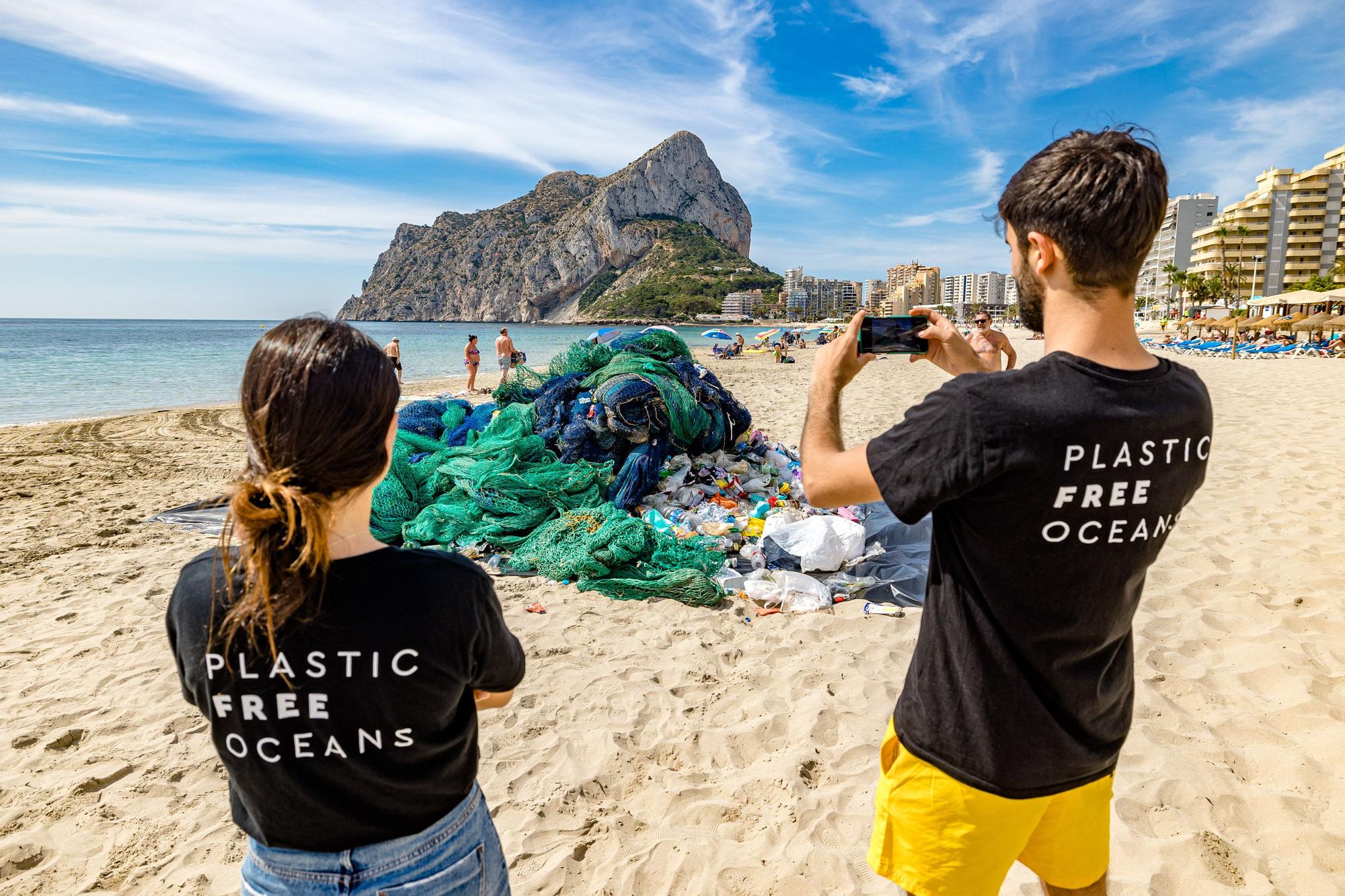 La firma alicantina Gravity Wave realiza una acción en la playa de la Fossa de Calp para alertar de la contaminación del mar