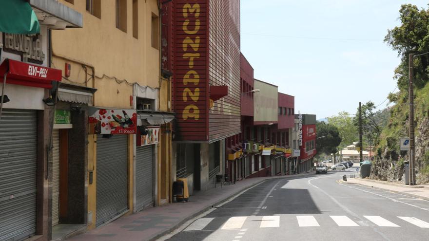 L&#039;Avinguda Catalunya del Pertús amb tots els establiments tancats i la frontera al fons