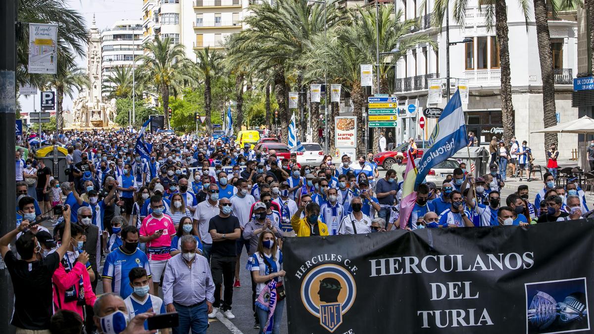 La afición del Hércules protesta por la mala situación del club