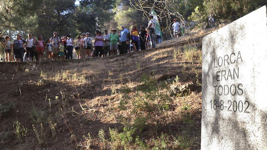 Acto en memoria de Federico García Lorca organizado por colectivos memorialistas por el 80 aniversario de su fusilamiento, alternativo al oficial.