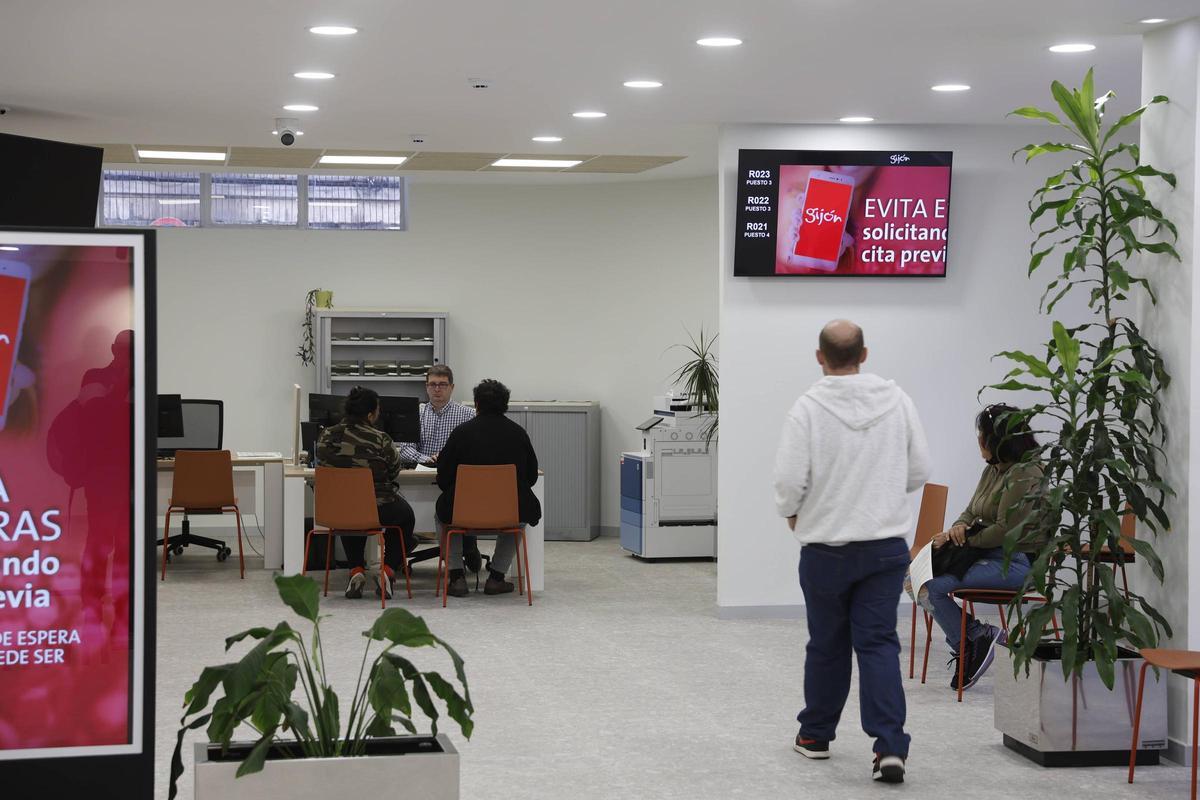 Personal municipal atiende a los ciudadanos en las oficinas del Ateneo de La Calzada.