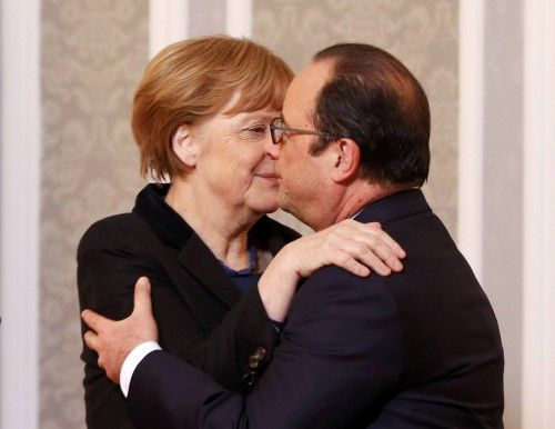 Merkel y Hollande se abrazan ante los medios