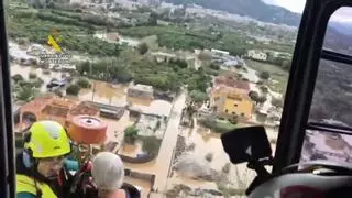 Desde las alturas: así ha sido el rescate de una mujer aislada por la dana Adam en Oliva