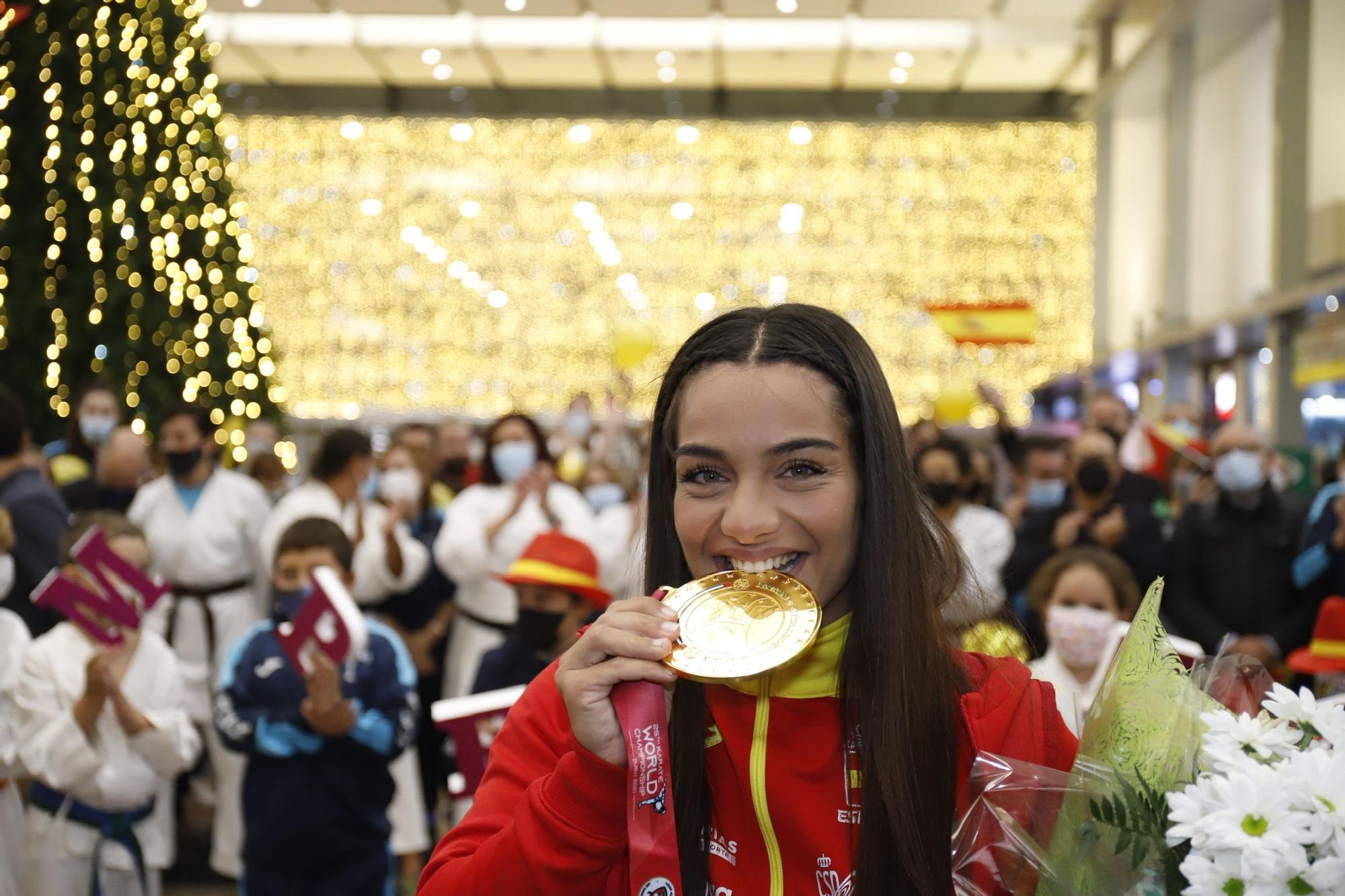 María Torres ya está en Málaga con su oro mundial en kárate