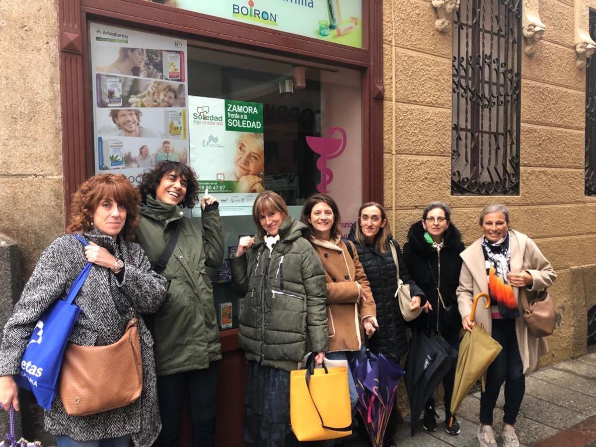 El equipo investigador sobre soledad no deseada, junto a un cartel del proyecto.