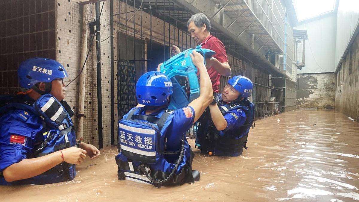 El Ejército trabaja en las labores de rescate en la ciudad de Chongqing (China), anegada por las lluvias torrenciales.