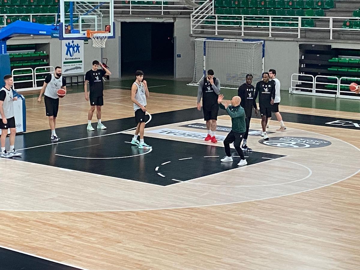 Arturo Álvarez, en el entrenamiento del Cáceres que ha comenzado a las 11.00 horas.