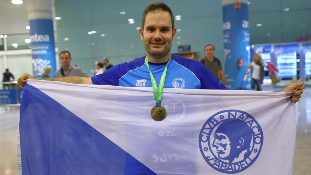 Jordi Morales, con la medalla de oro y la bandera del CN Sabadell