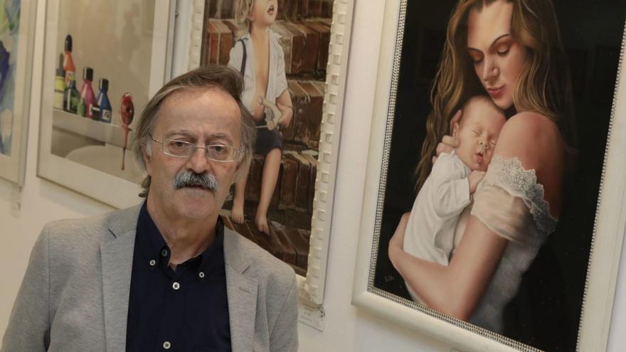 El pintor Rafael Cabo posa delante de su obra «La maternidad», premiada por el público de la bienal.