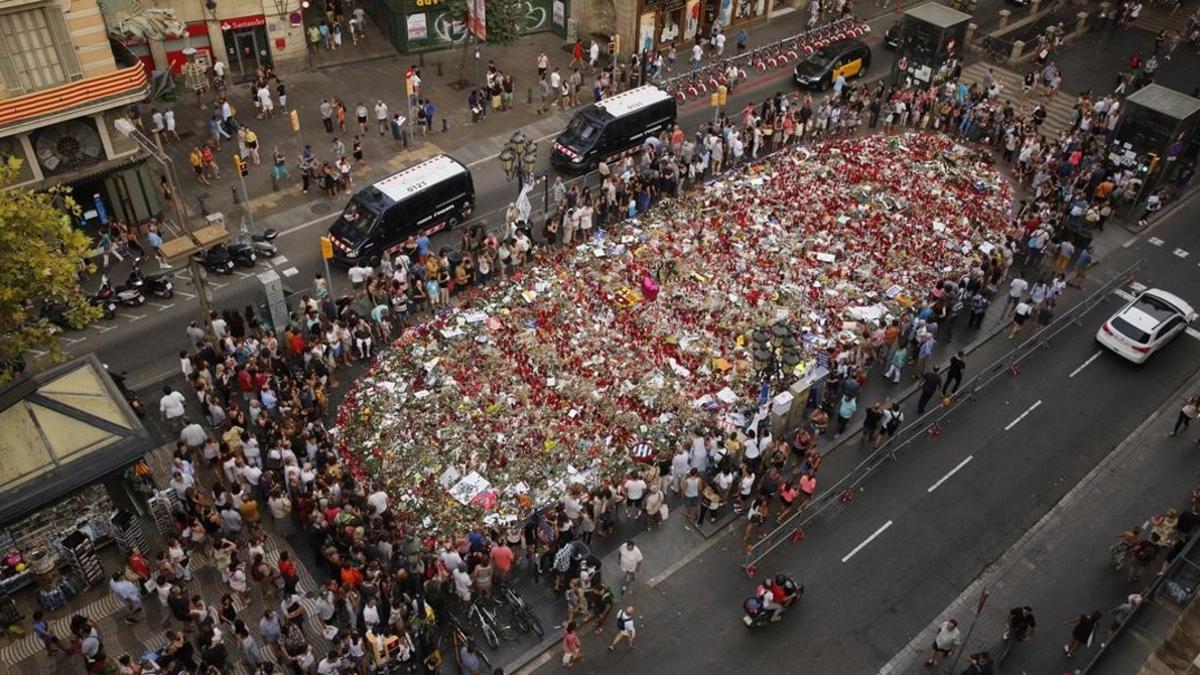 Ofrendas florales en la Rambla de Barcelona para honrar a las víctimas de los atentados yihadistas del pasado agosto.