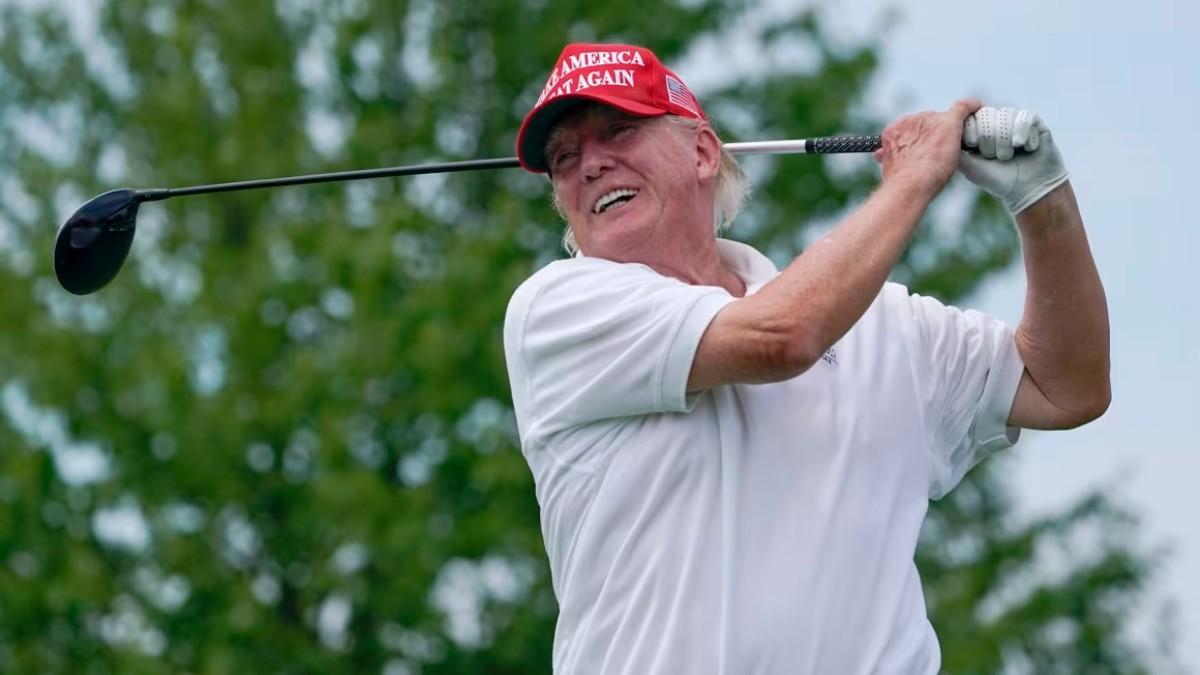 Donald Trump, jugando al golf