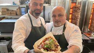 Aviv Mizrahi, de De Pita Madre, junto a su socio en el local