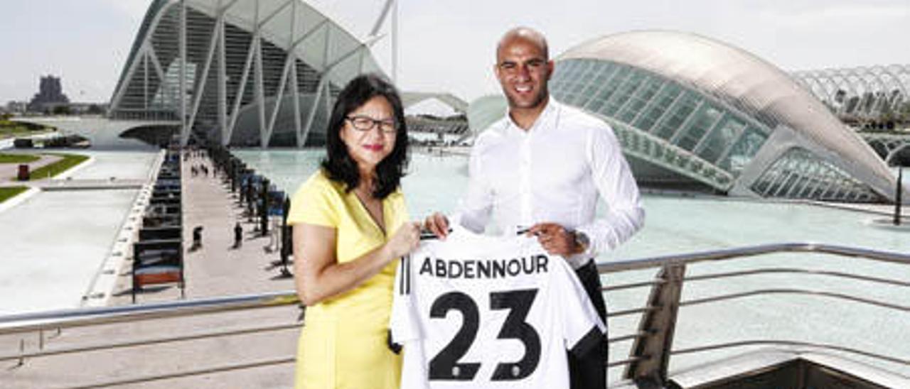 Layhoon Chan y Abdennour posan en la Ciudad de las Artes y las Ciencias.