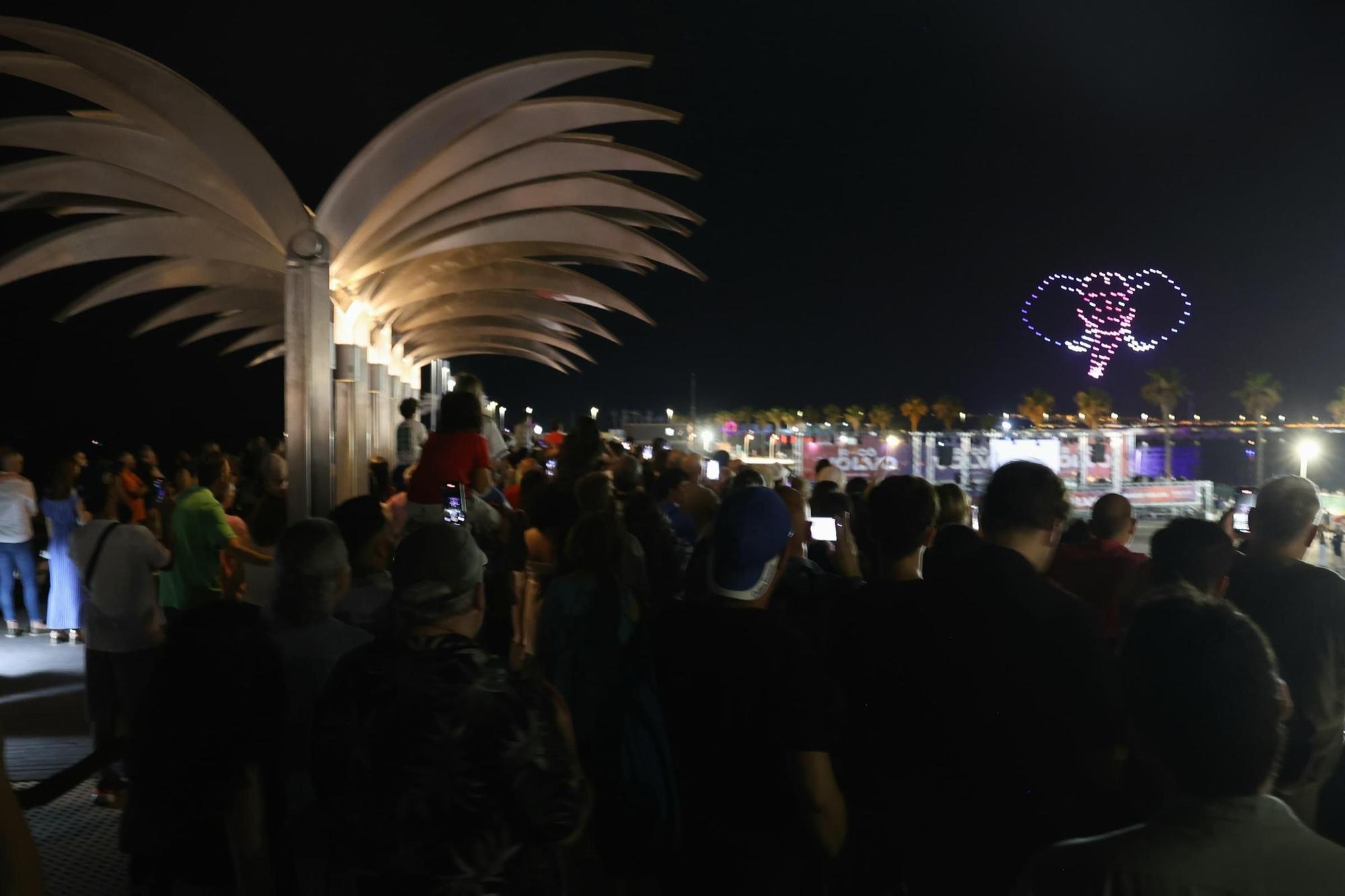 Así ha sido el espectáculo de drones en Hogueras que ha iluminado el cielo de Alicante