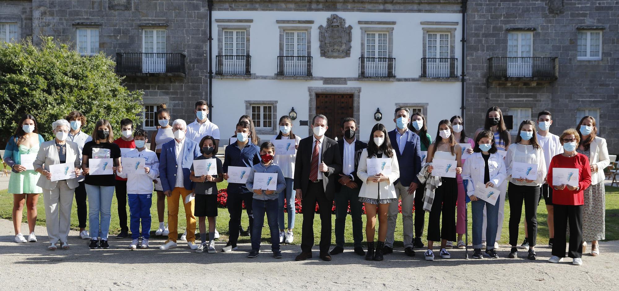 Los premiados y las autoridades posan frente al Pazo Quiñones de León, en Castrelos