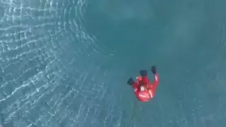 Rescatan a dos personas en apuros en el mar en la playa de El Cotillo
