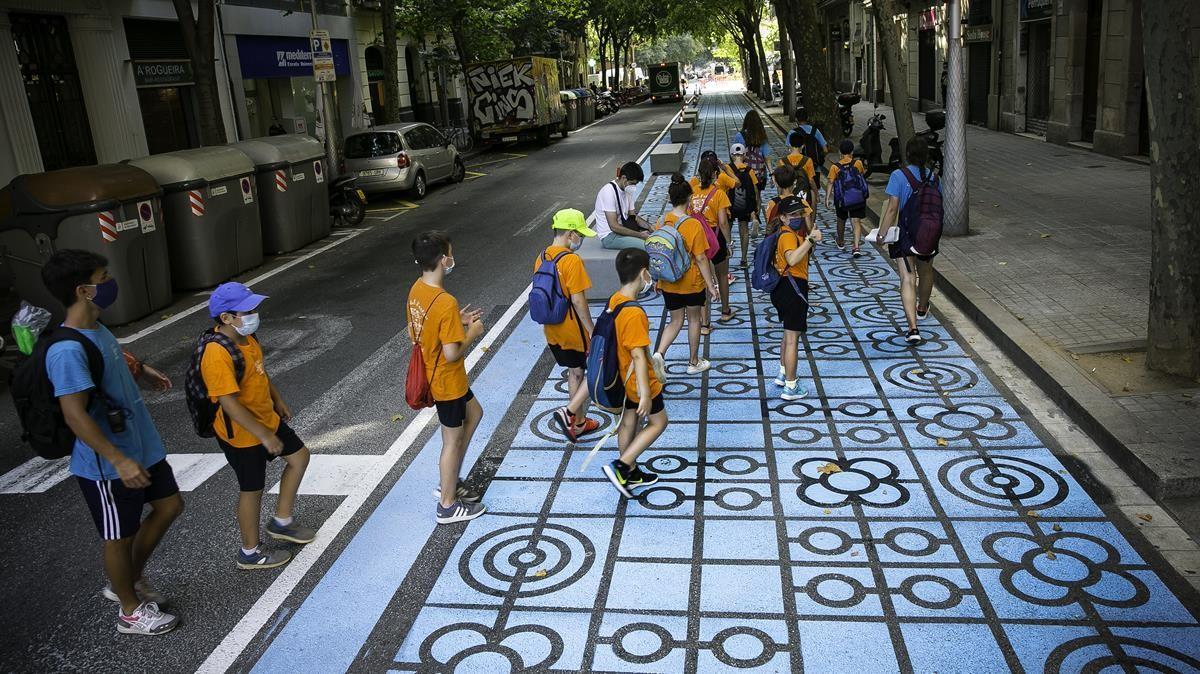 Barcelona transforma calles para dar más espacio al viandante y para facilitar el mantenimiento de la distancia que evita la propagación de la Covid-19. En la foto la calle Rocafort el día 3 de julio