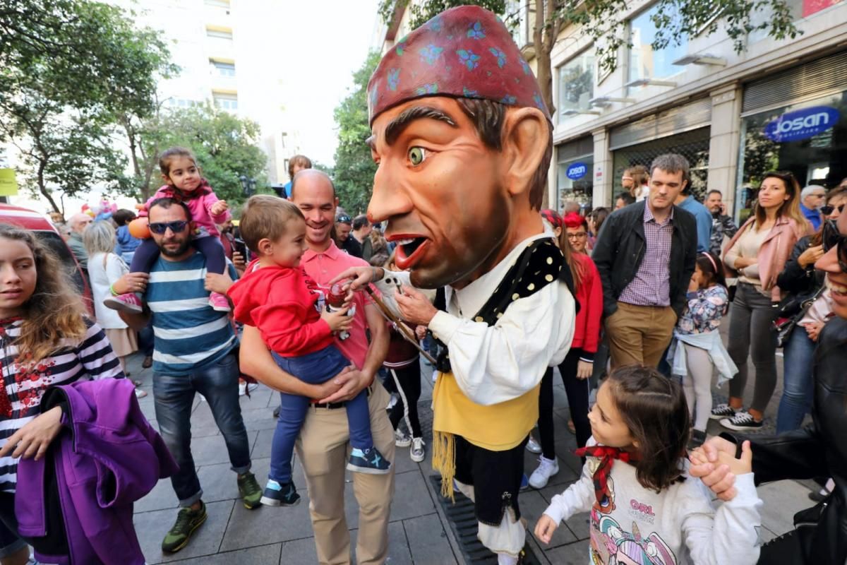 Comparsa de gigantes y cabezudos en el centro de Zaragoza