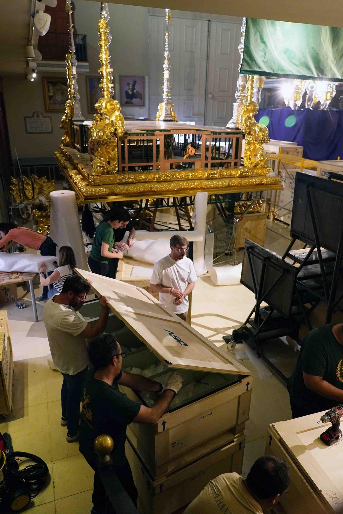 Trono de la Virgen de la Esperanza desmontado casi al completo