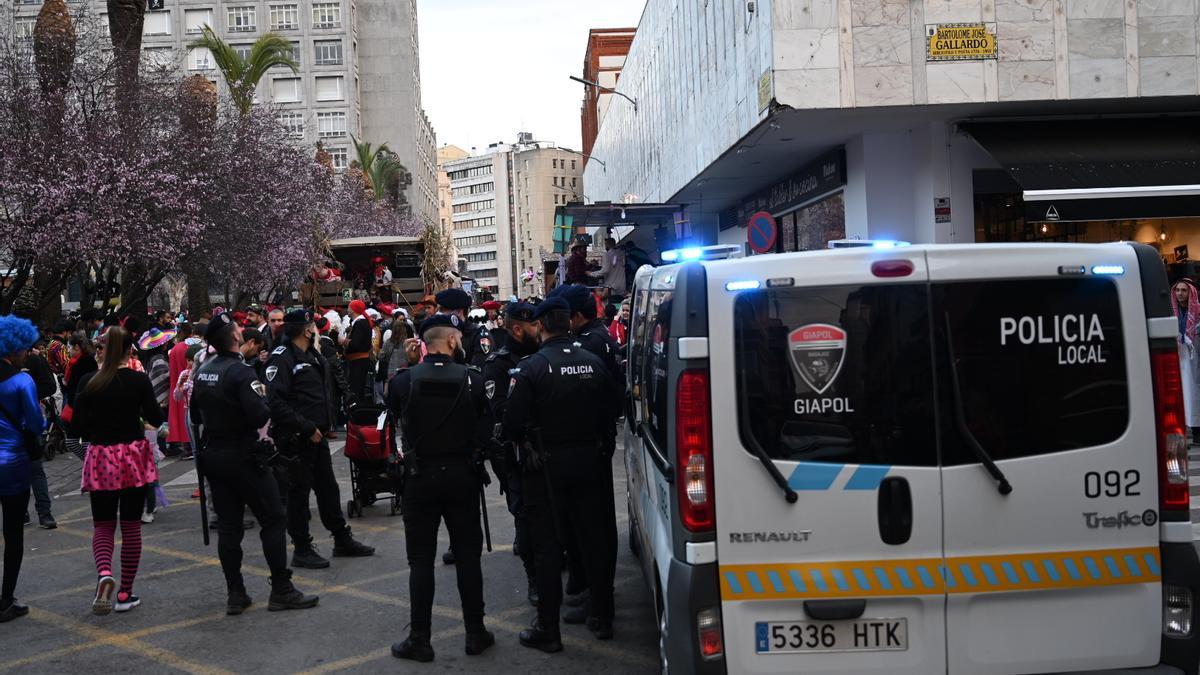 Agentes de la Policía Local durante el dispostivo especial de seguridad por el Carnaval de Badajoz.