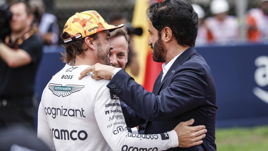 Fernando Alonso y el presidente de la FIA, Mohammed Ben Sulayem.