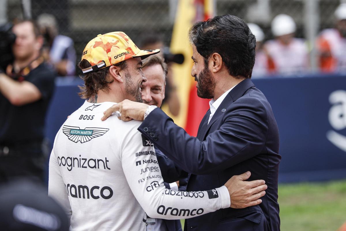 Fernando Alonso y el presidente de la FIA, Mohammed Ben Sulayem.