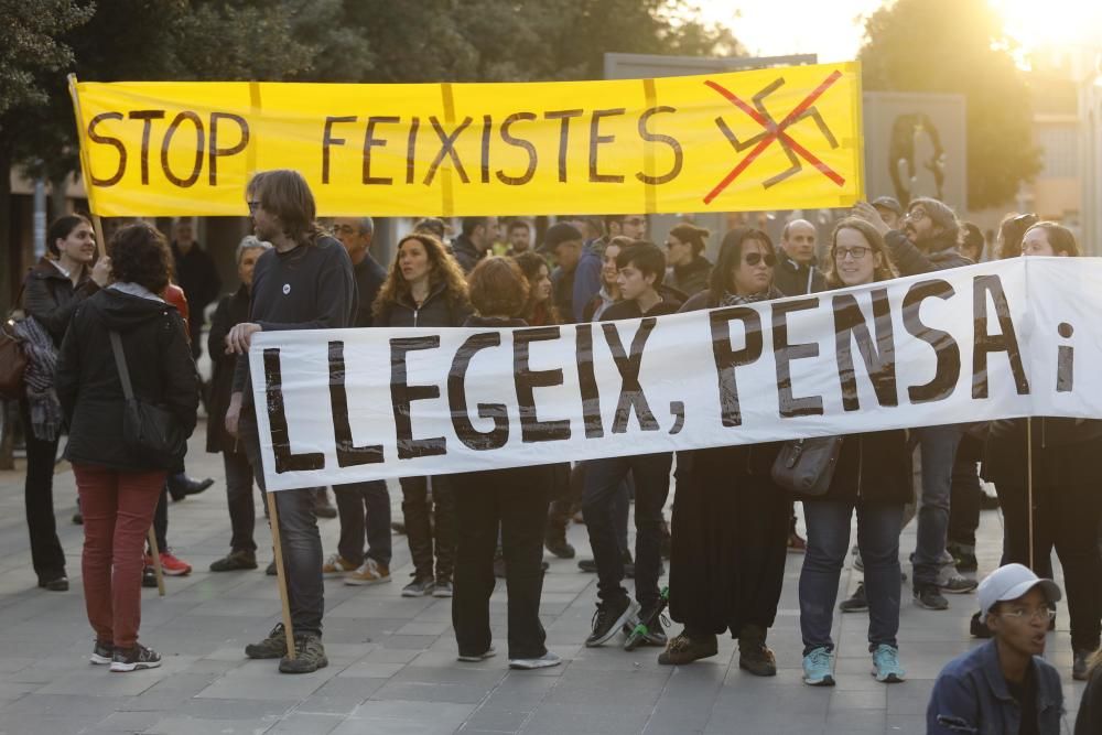 Uns 300 antifeixistes protesten davant El Canal per l''acte de Vox i reclamen que no se''ls cedeixi espais