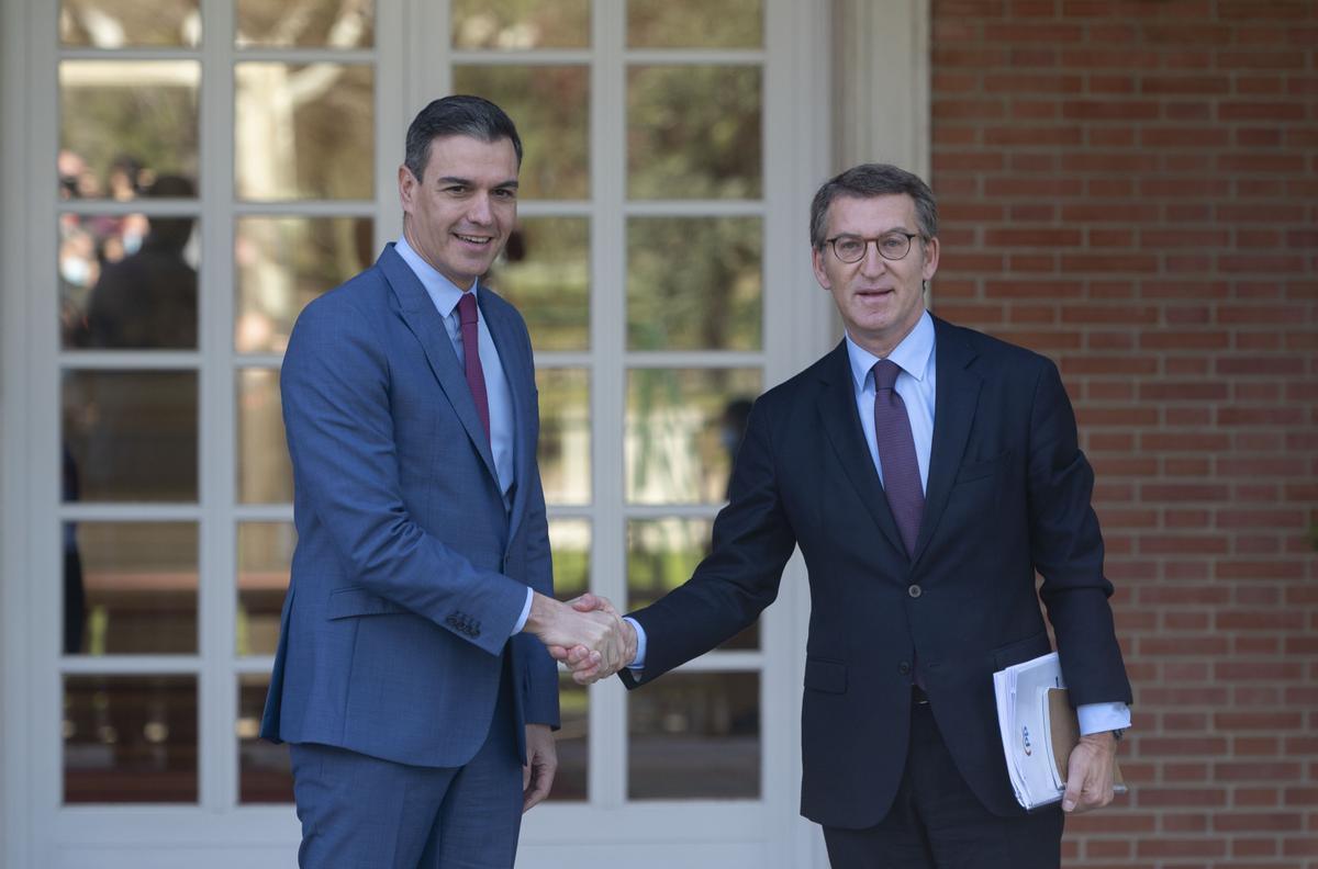 MPedro Sanchez (l), Ministerpräsident von Spanien, und Alberto Nuñez Feijoo, neuer Chef der konservativen Volkspartei (PP), schütteln sich vor einem Treffen am Regierungssitz in Madrid die Hände. Dies ist das erste Treffen im Moncloa-Palast nach der Ernennung von Feijoo zum nationalen Präsidenten der PP.