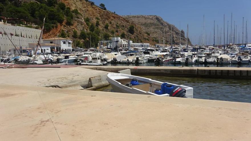 Detenidos nueve migrantes tras llegar en patera a Cala Ambolo en Xàbia