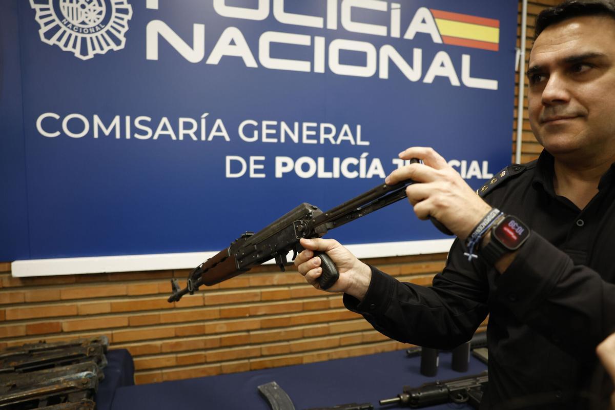 MADRID, 04/03/2026.- La Policía Nacional ha detenido en una operación desarrollada en Marbella (Málaga) a cuatro personas a las que ha intervenido más de una tonelada de cocaína oculta bajo tierra en un agujero subterráneo de grandes dimensiones, a modo de 'narcozulo', en una playa de la provincia malagueña. Paralelamente en otro operativo llevado a cabo en Algeciras (Cádiz) fueron localizadas 25 armas de fuego -19 armas de guerra AK-47 y 6 cortas- utilizadas por los narcos para la custodia de la droga, informa la Policía Nacional y fue detenida otra persona. En la imagen, el comisari ode la UDYCO, Alberto Morales, muestra las armas incautadas. EFE/ Javier Lizon