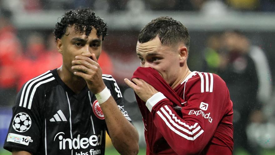 Nathaniel Brown, hablando con Florian Wirtz