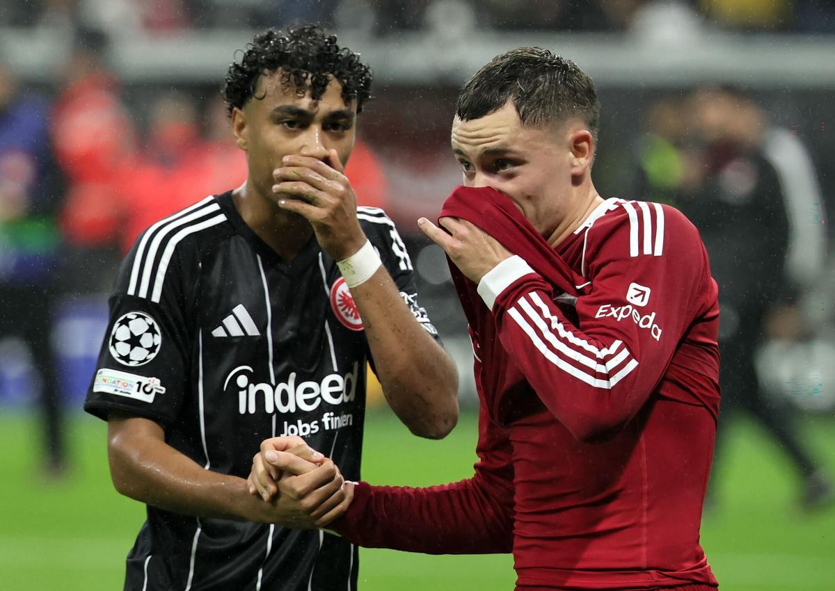 Nathaniel Brown, hablando con Florian Wirtz