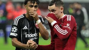 Nathaniel Brown, hablando con Florian Wirtz